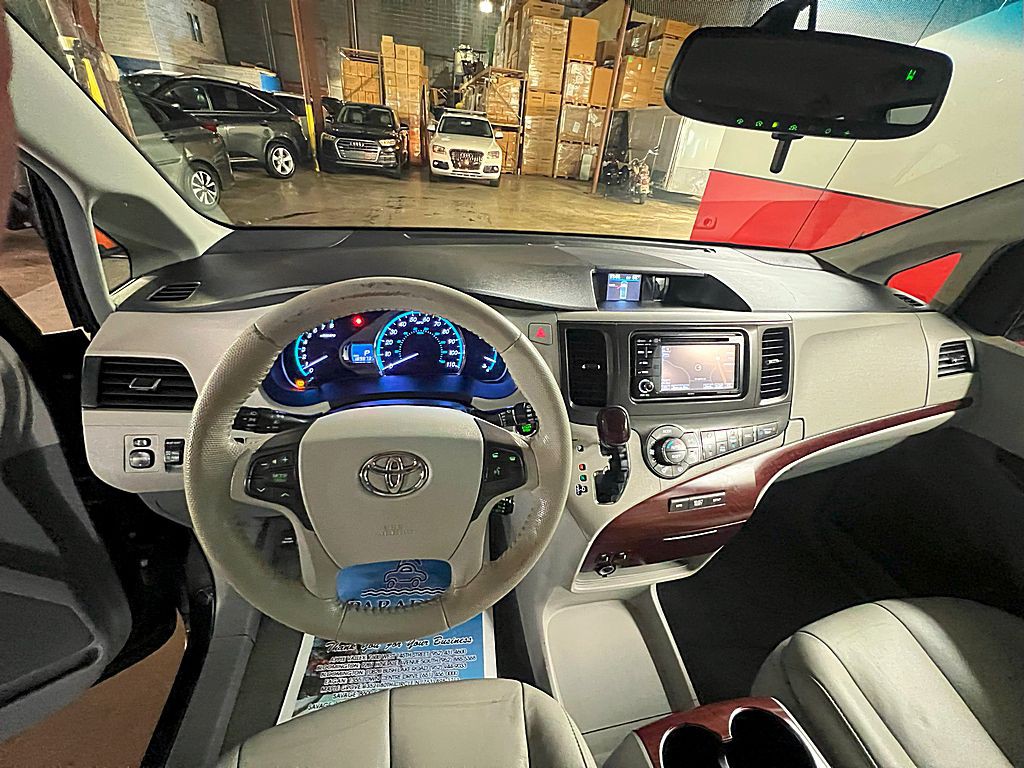 2014 Toyota Sienna Image 22