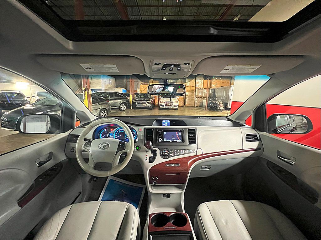 2014 Toyota Sienna Image 25