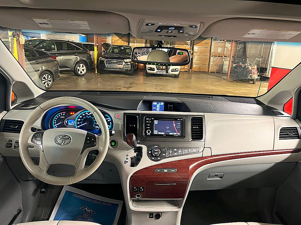 2014 Toyota Sienna Image 26