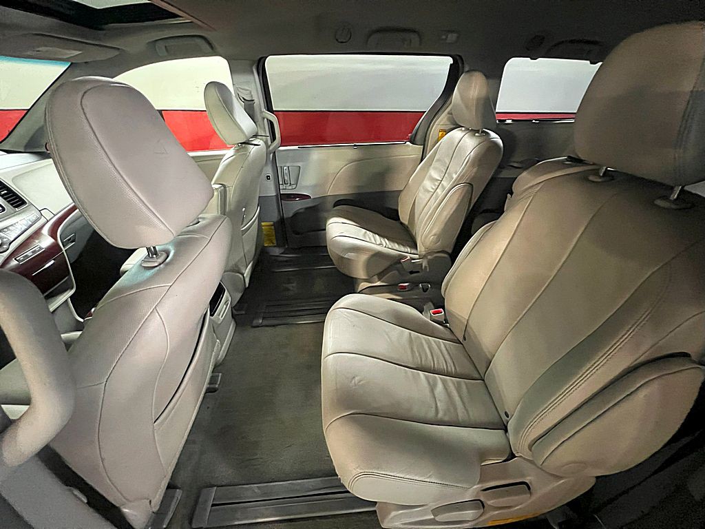 2014 Toyota Sienna Image 27