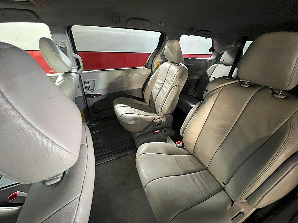 2014 Toyota Sienna Image 28