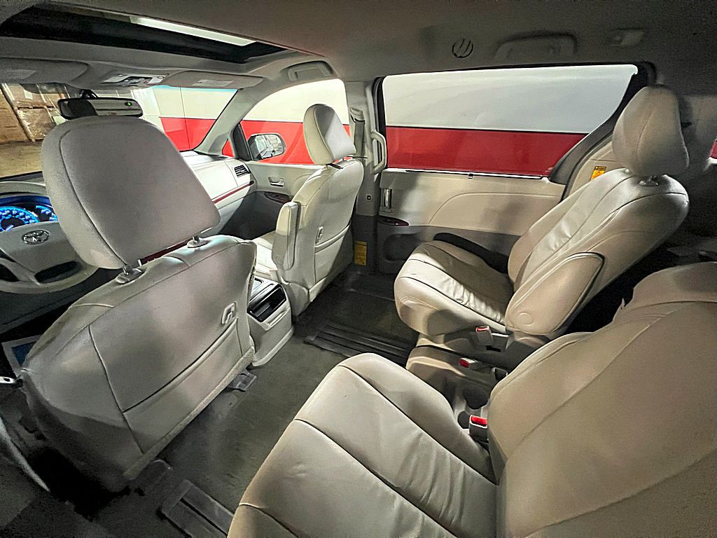 2014 Toyota Sienna Image 29
