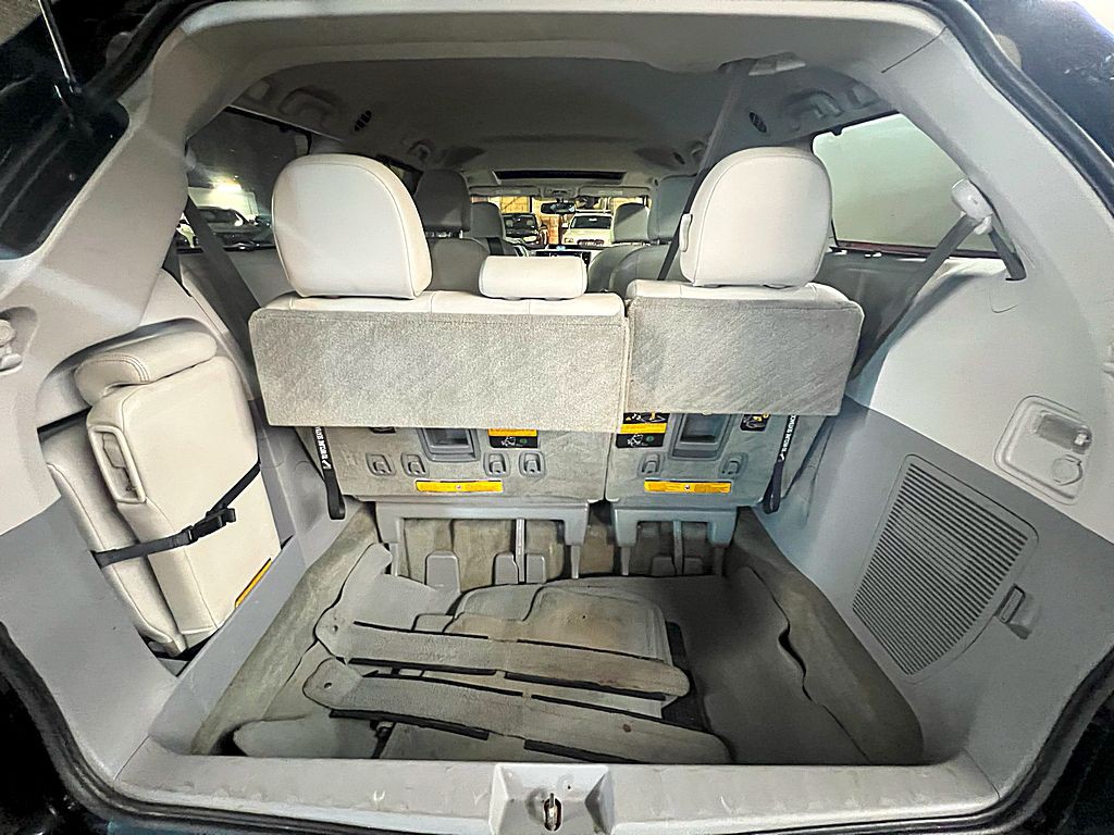 2014 Toyota Sienna Image 30
