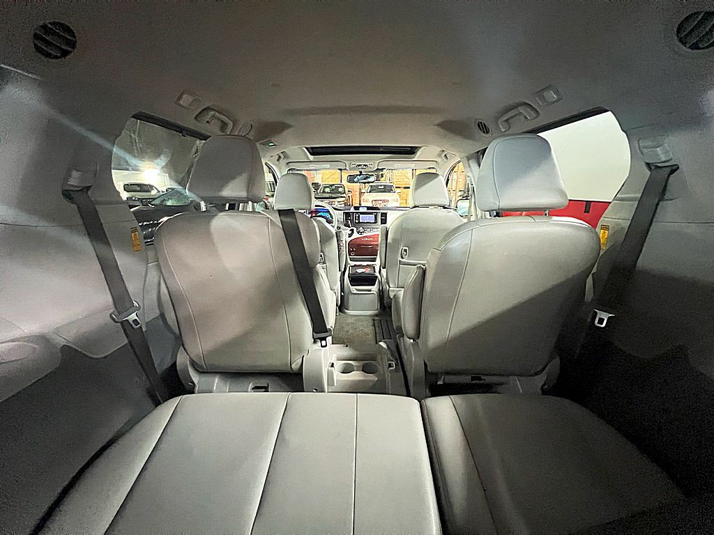 2014 Toyota Sienna Image 31