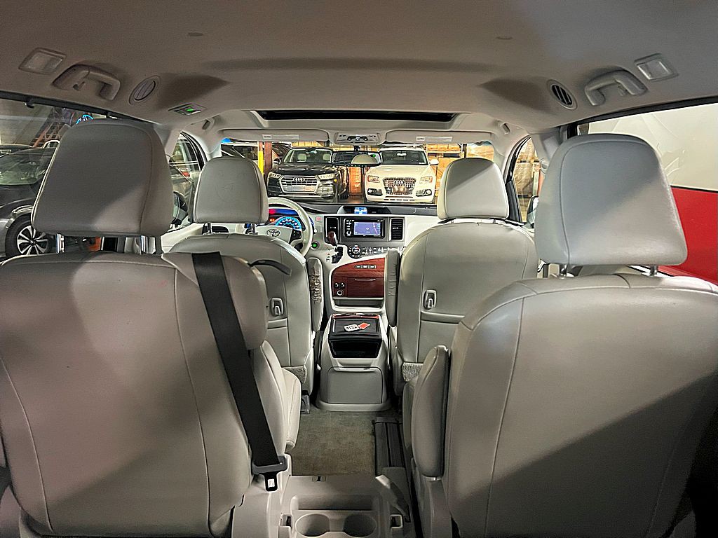 2014 Toyota Sienna Image 32