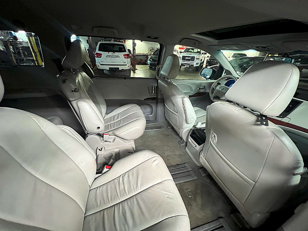 2014 Toyota Sienna Image 34