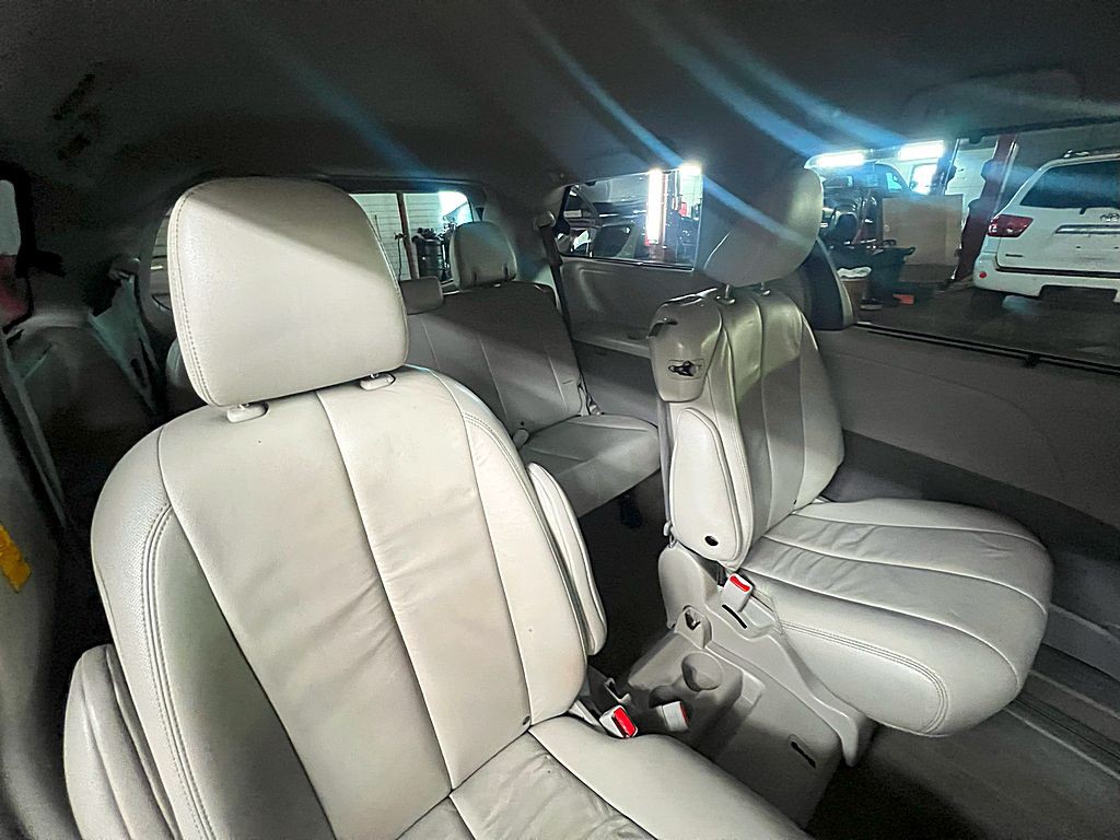 2014 Toyota Sienna Image 35