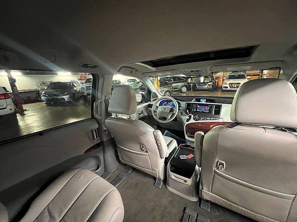 2014 Toyota Sienna Image 36