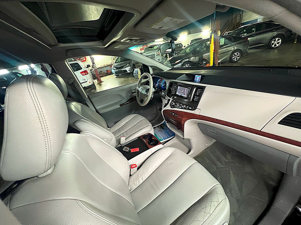 2014 Toyota Sienna Image 37