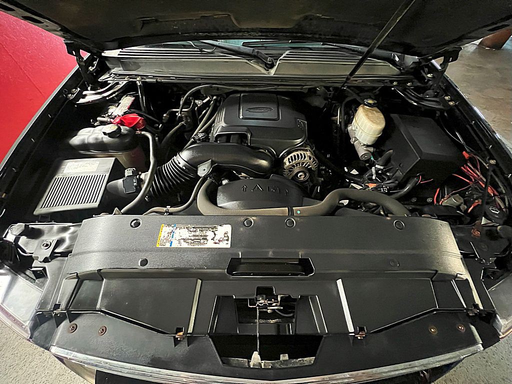 2011 Chevrolet Suburban Image 2