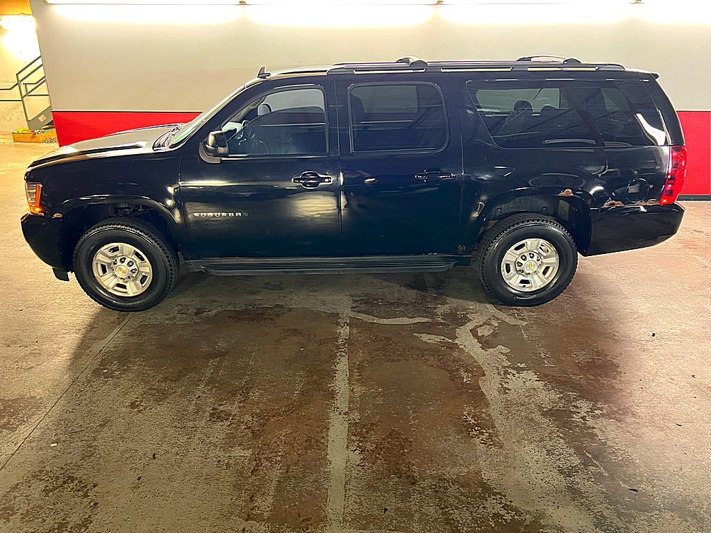 2011 Chevrolet Suburban Image 7