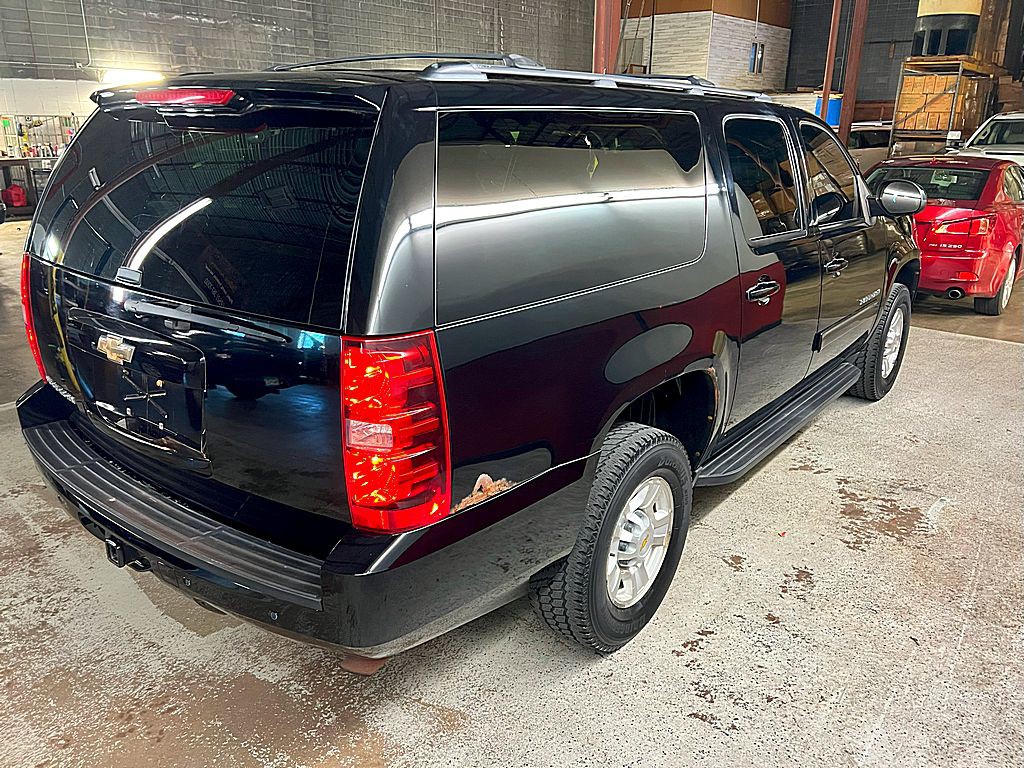 2011 Chevrolet Suburban Image 11