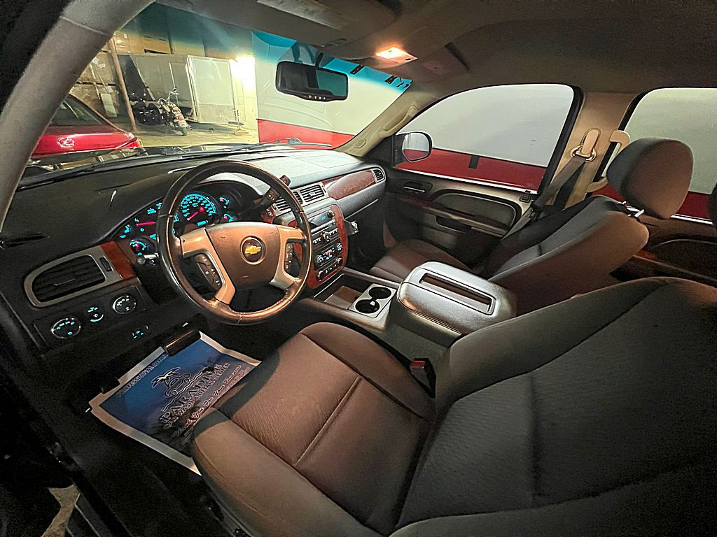 2011 Chevrolet Suburban Image 13