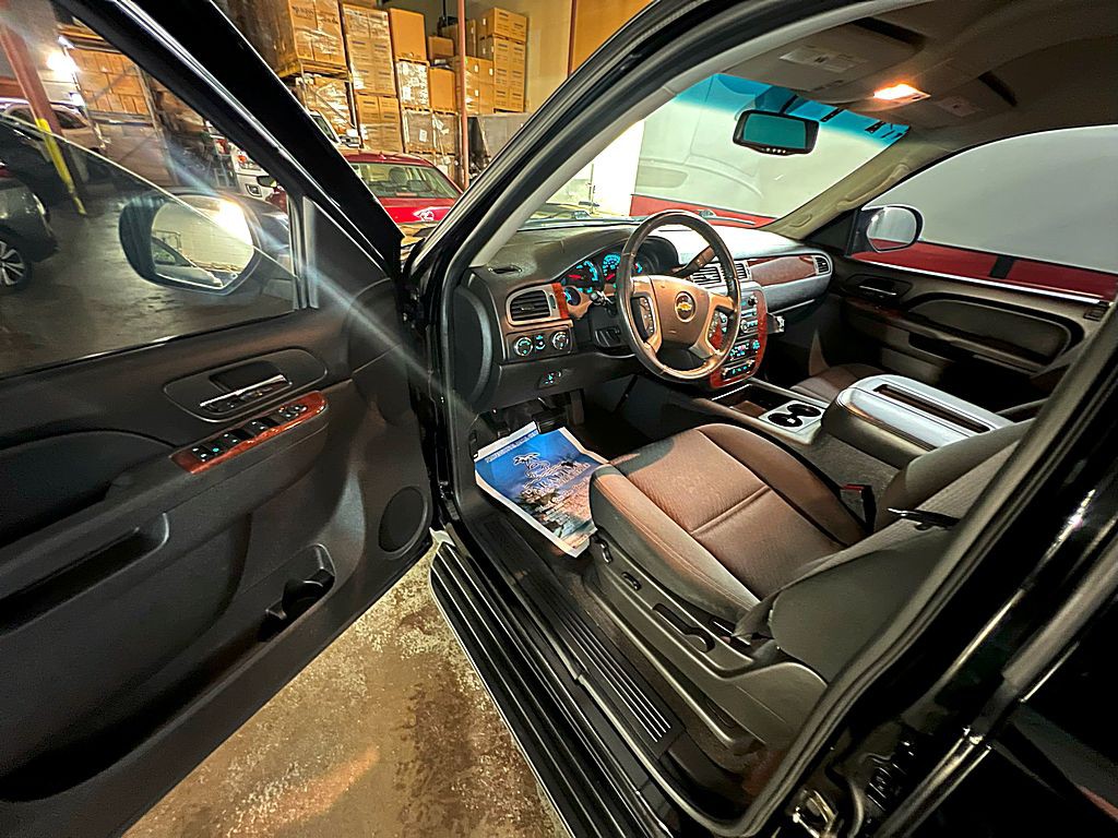 2011 Chevrolet Suburban Image 14