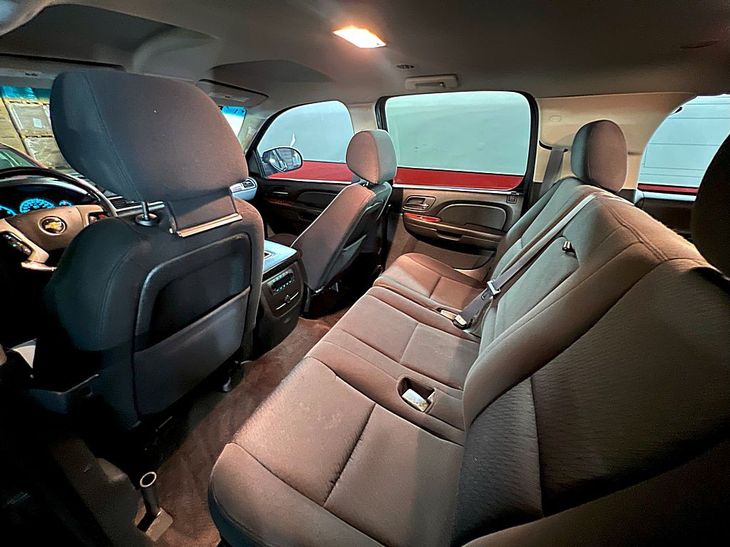 2011 Chevrolet Suburban Image 21