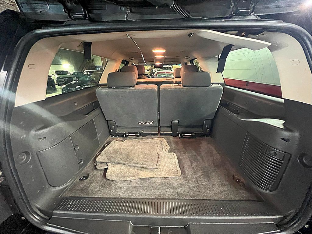 2011 Chevrolet Suburban Image 23