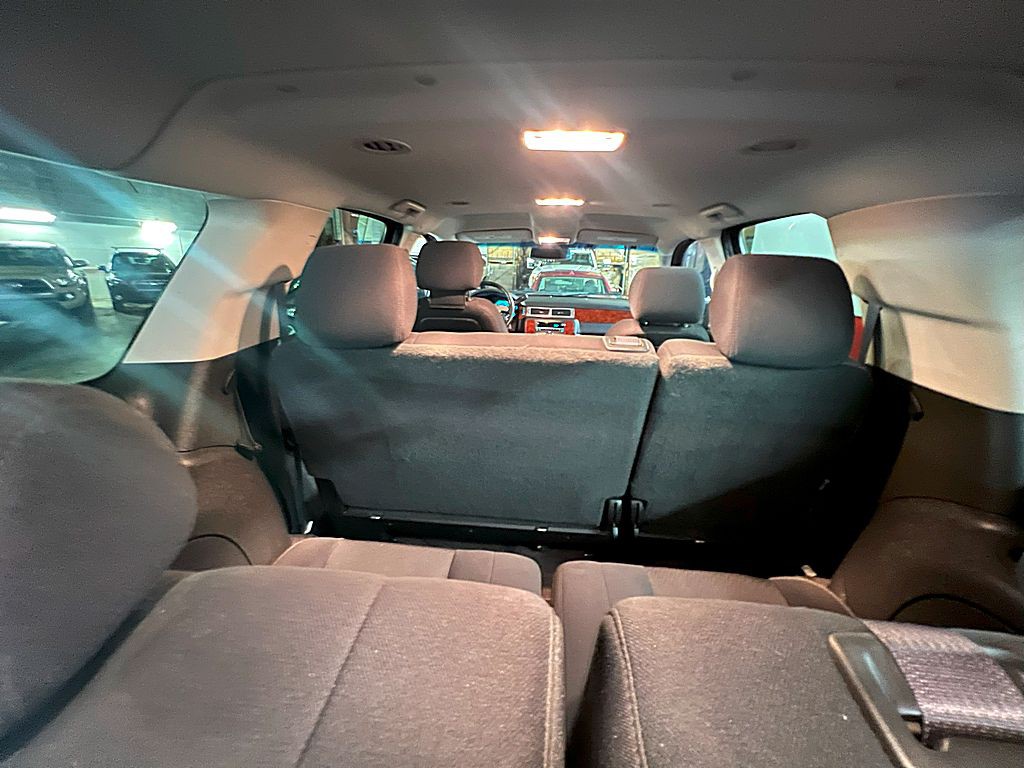 2011 Chevrolet Suburban Image 24