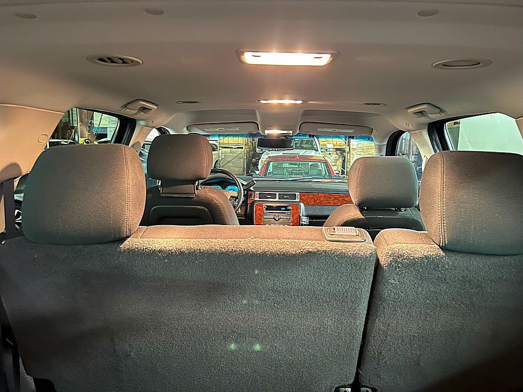 2011 Chevrolet Suburban Image 25
