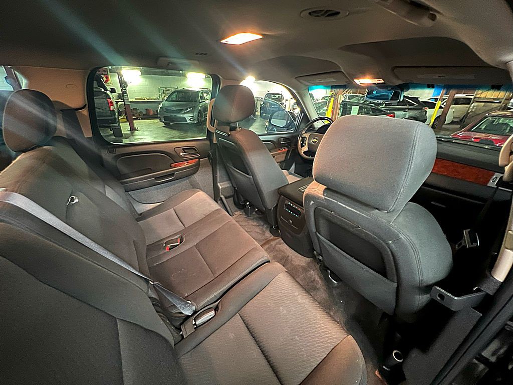 2011 Chevrolet Suburban Image 26