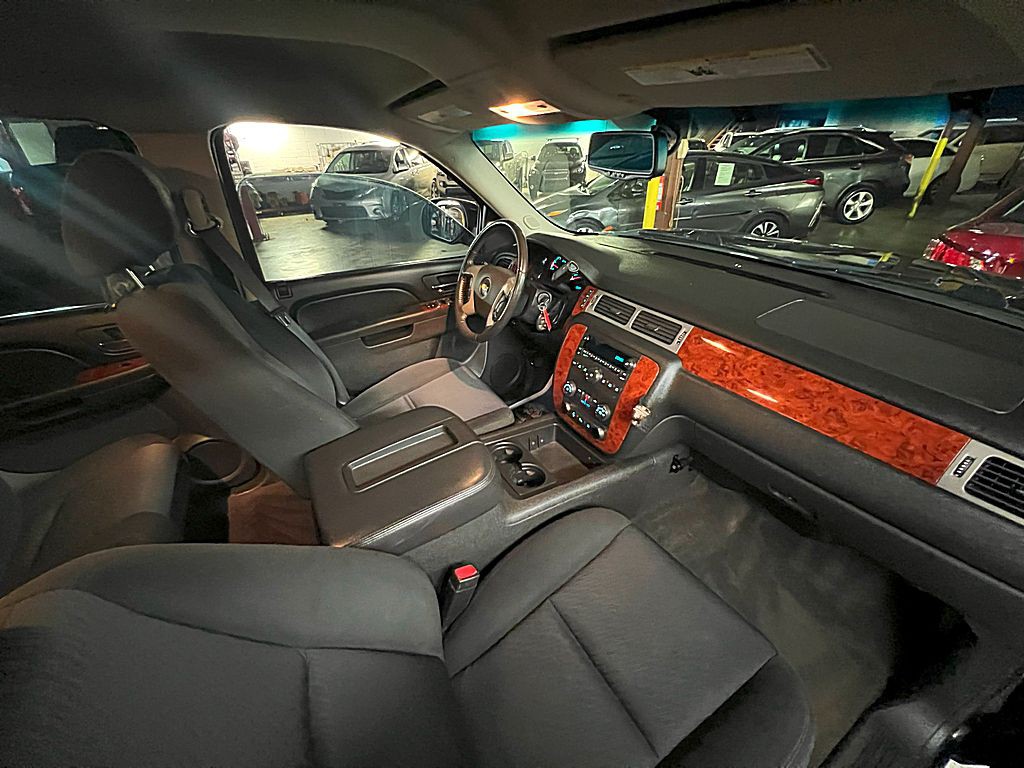 2011 Chevrolet Suburban Image 27