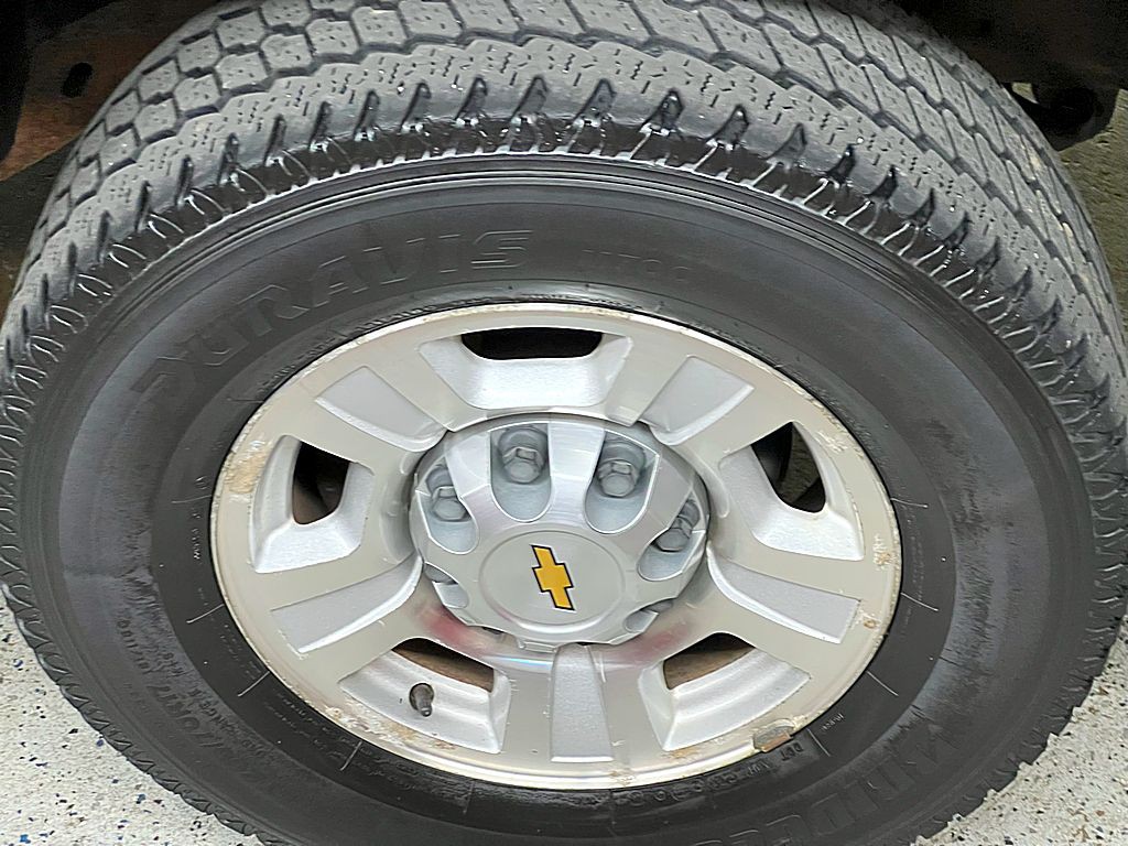 2011 Chevrolet Suburban Image 28