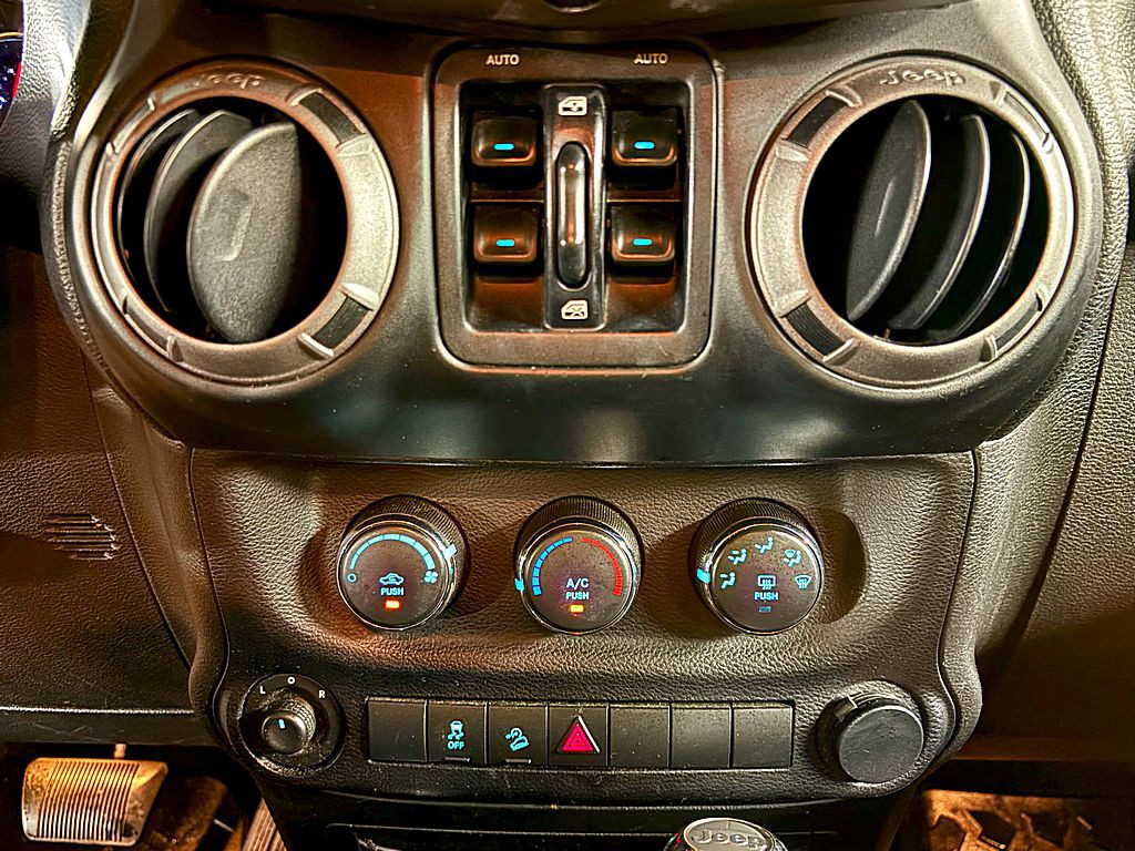 2013 Jeep Wrangler Unlimited Image 14