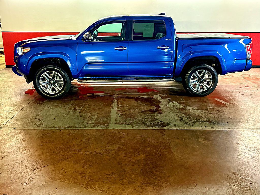 2017 Toyota Tacoma Image 4