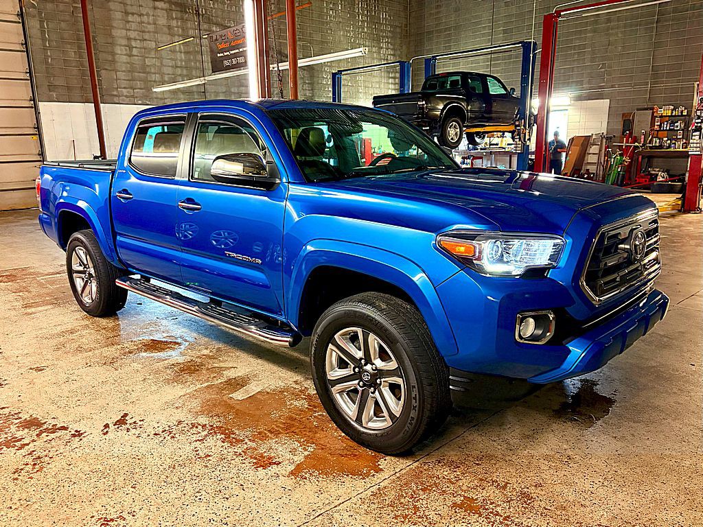 2017 Toyota Tacoma Image 8