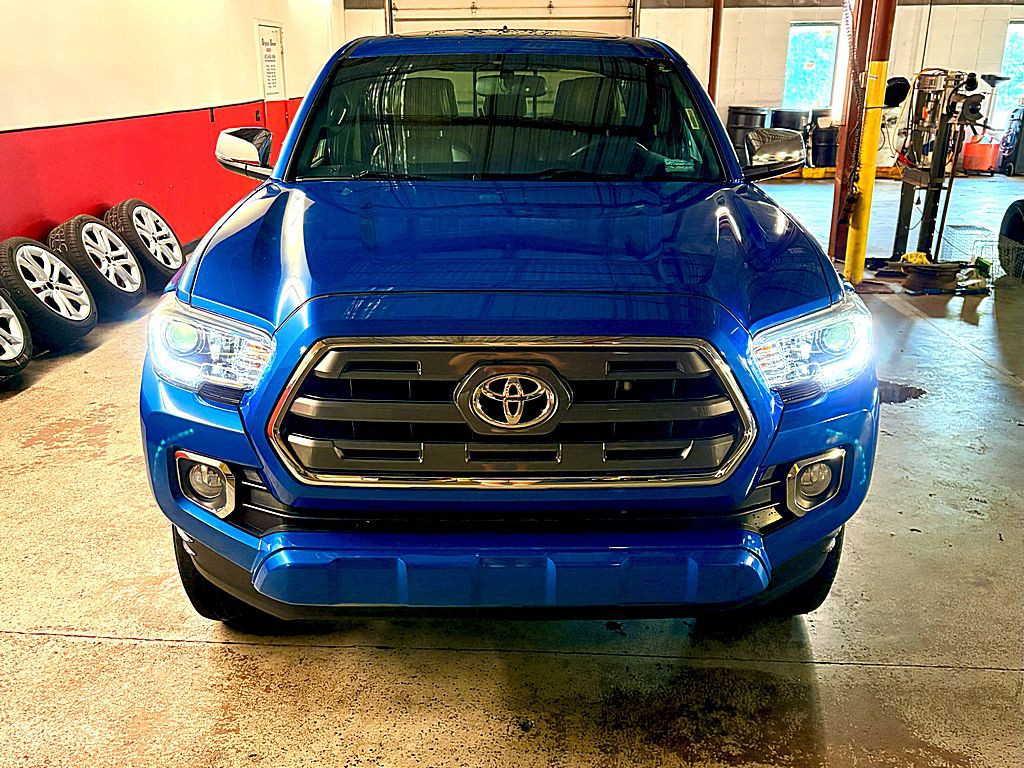 2017 Toyota Tacoma Image 9