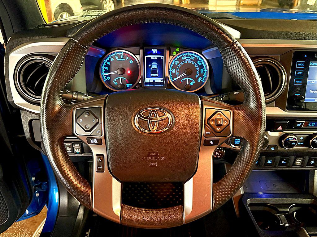 2017 Toyota Tacoma Image 11