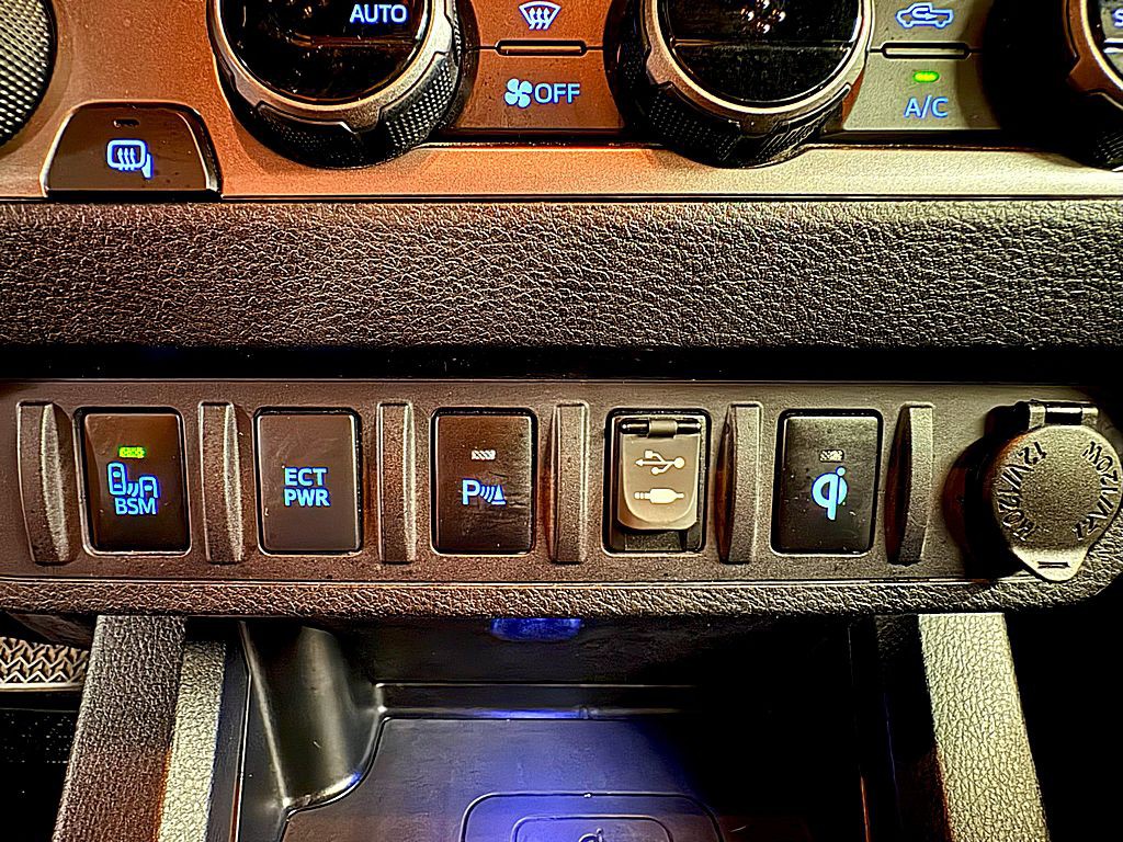2017 Toyota Tacoma Image 17
