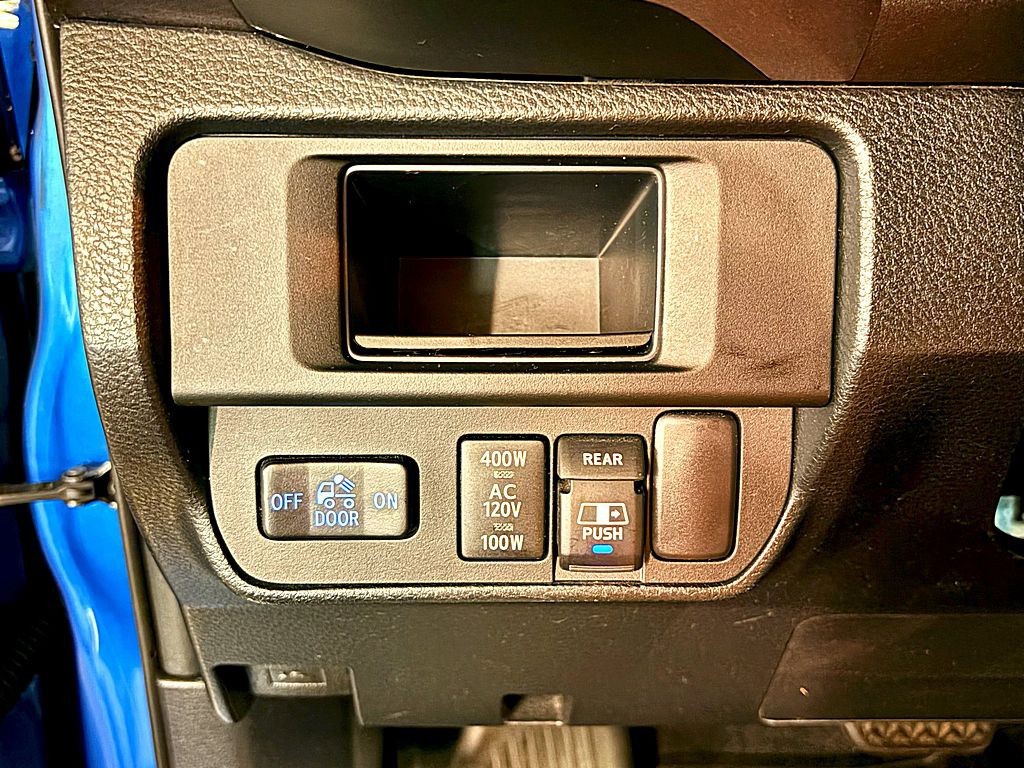 2017 Toyota Tacoma Image 18