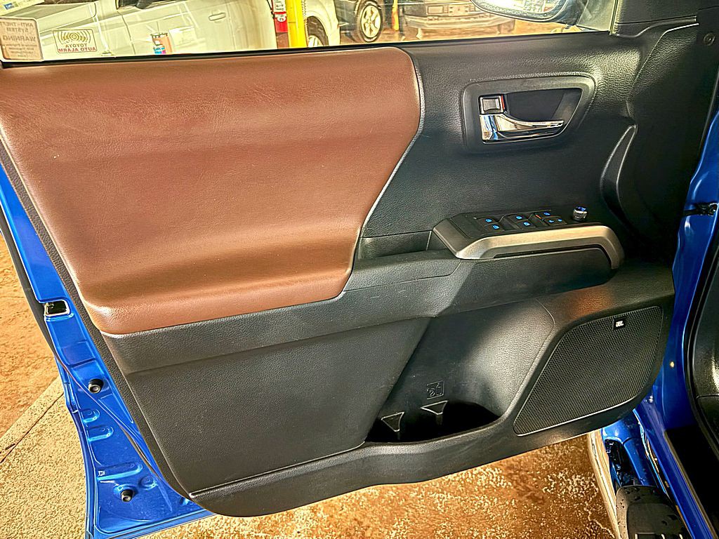 2017 Toyota Tacoma Image 19