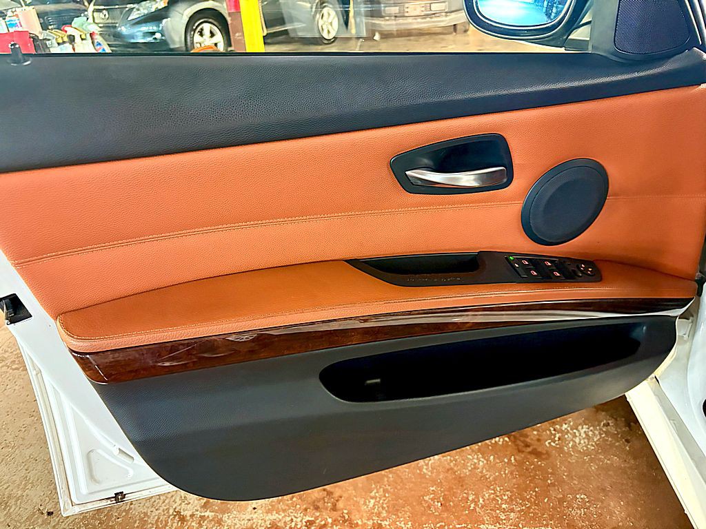 2009 BMW 3 Series Image 17