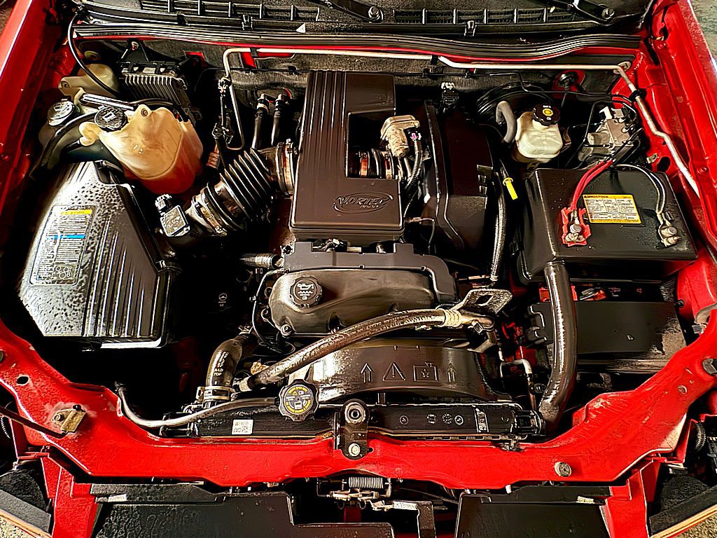 2004 Chevrolet Colorado Image 2