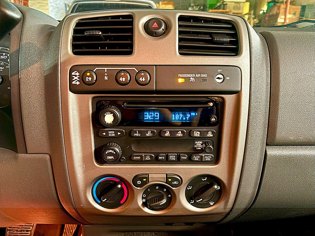 2004 Chevrolet Colorado Image 13