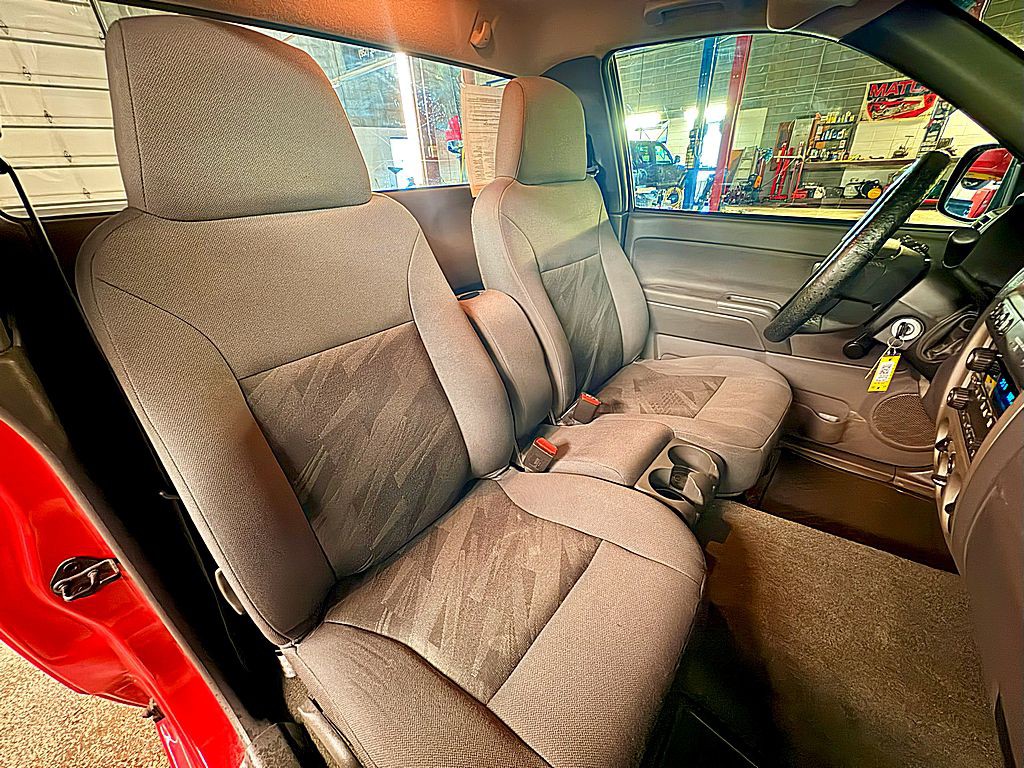 2004 Chevrolet Colorado Image 18