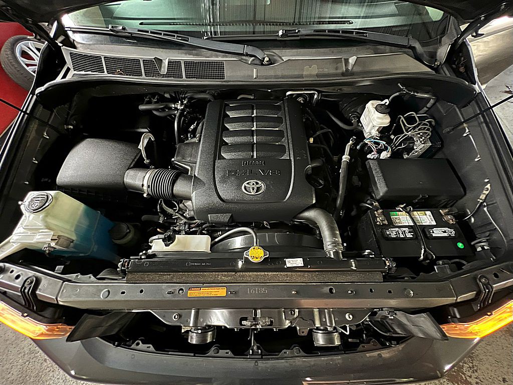 2016 Toyota Sequoia Image 2