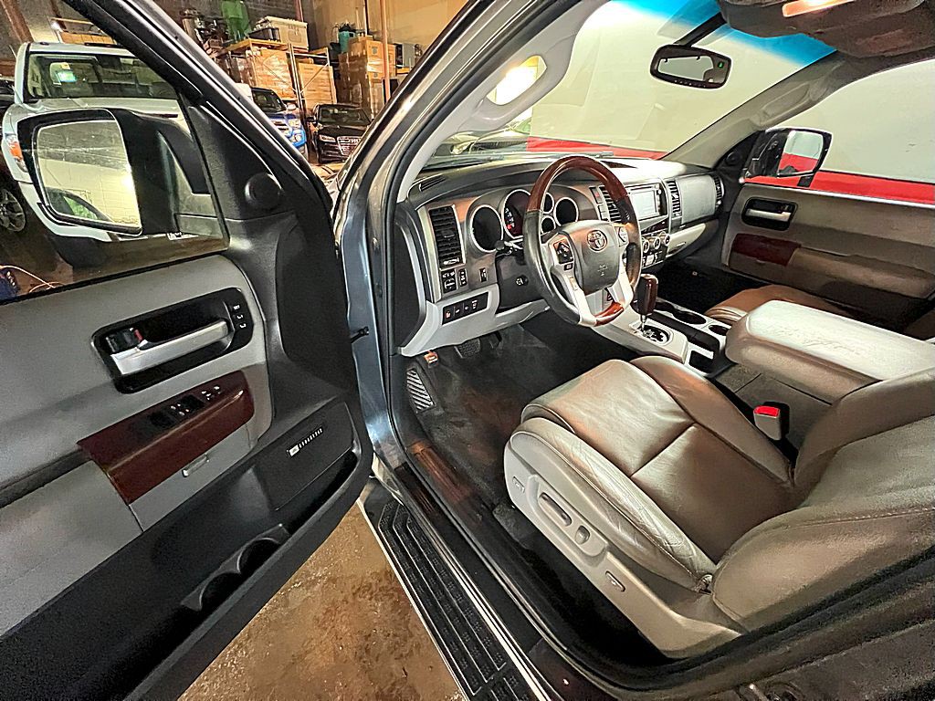 2016 Toyota Sequoia Image 15