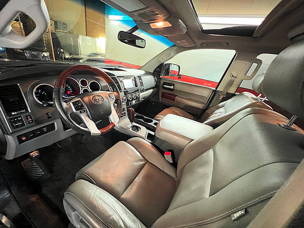 2016 Toyota Sequoia Image 16