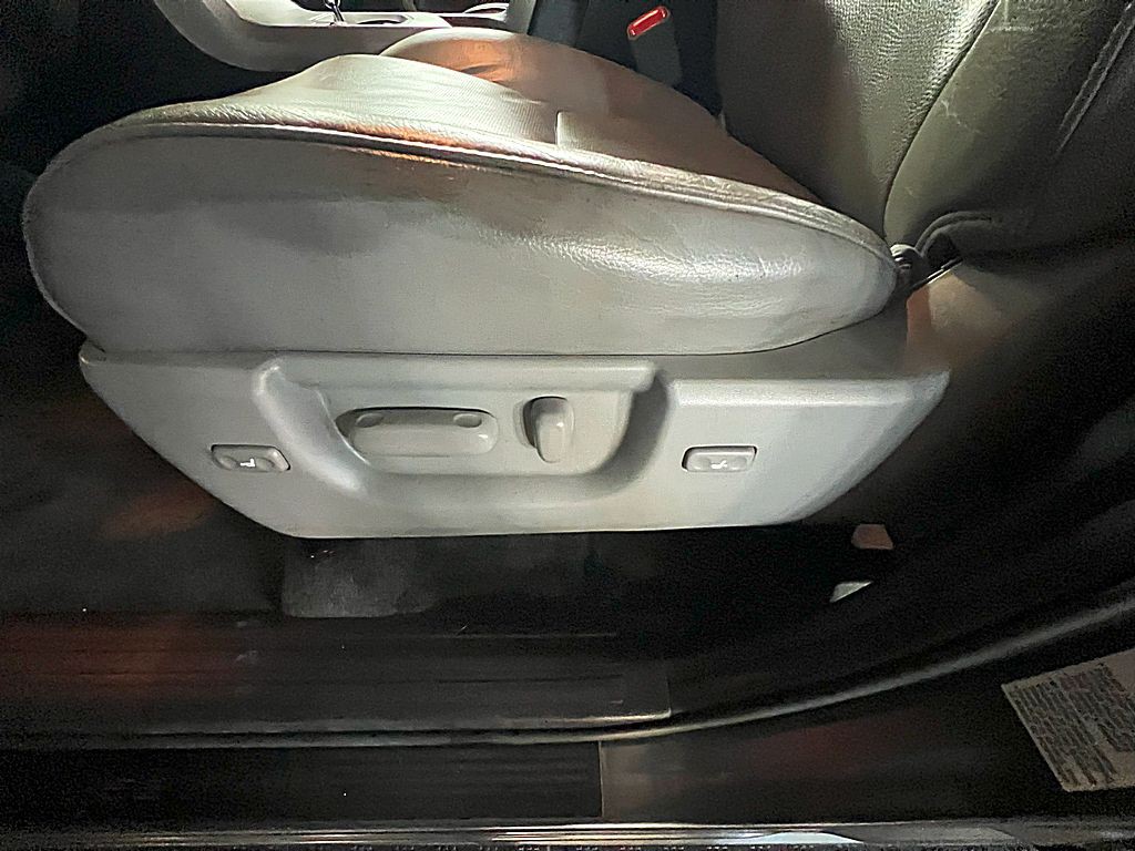 2016 Toyota Sequoia Image 17