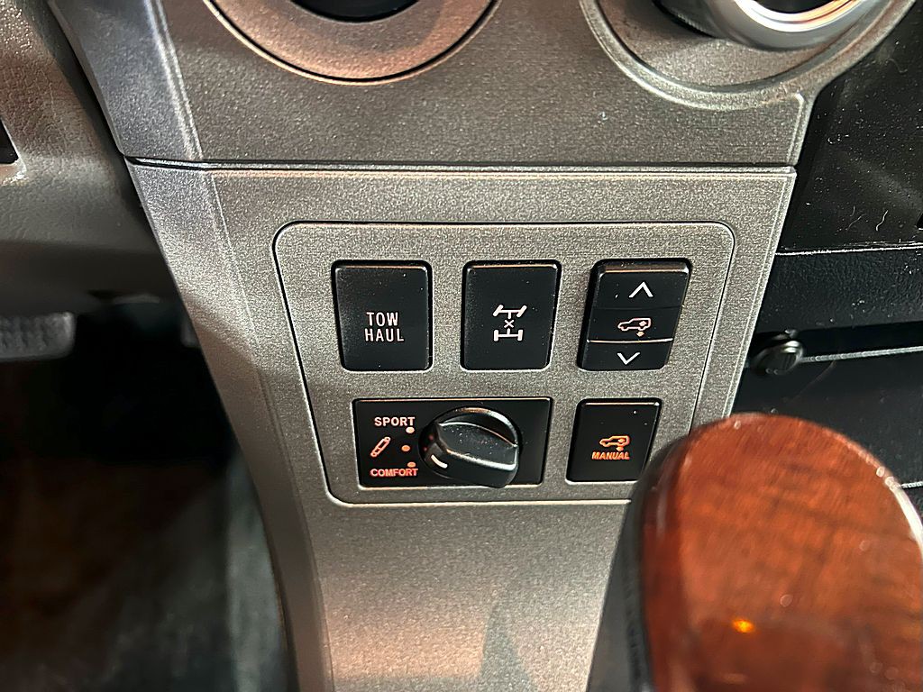 2016 Toyota Sequoia Image 19