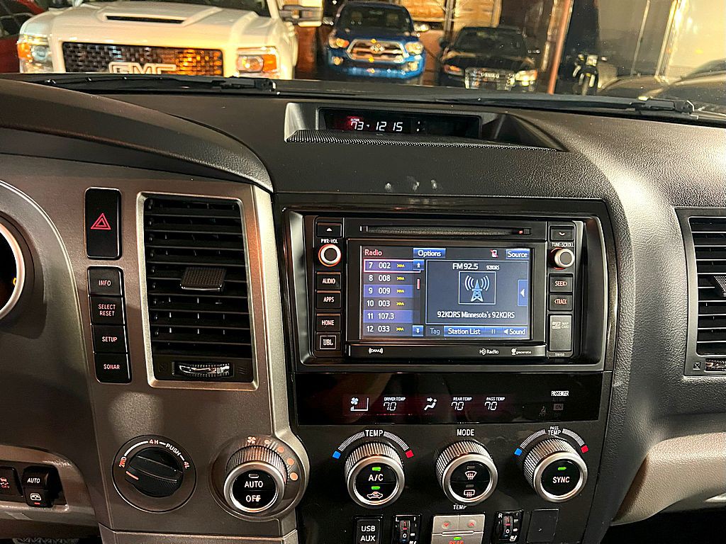 2016 Toyota Sequoia Image 21