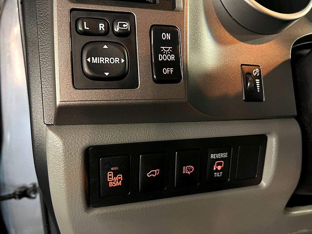 2016 Toyota Sequoia Image 22