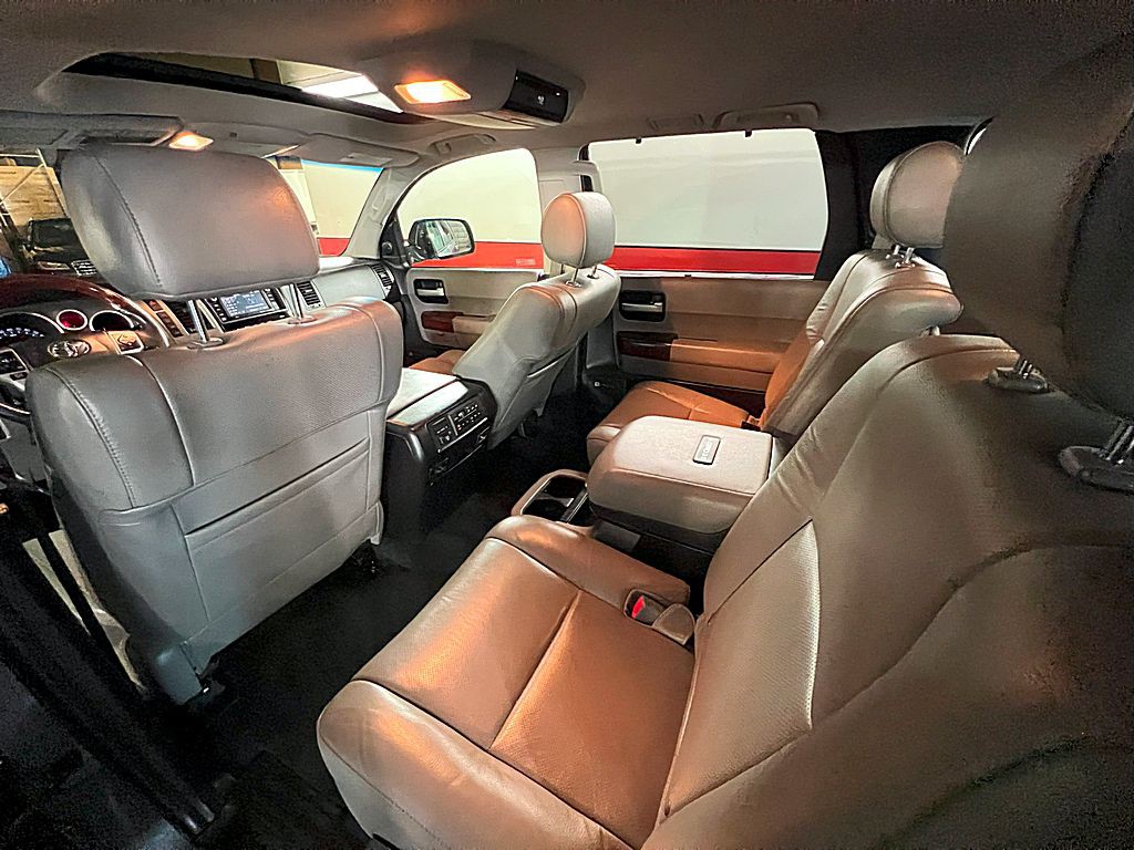 2016 Toyota Sequoia Image 23