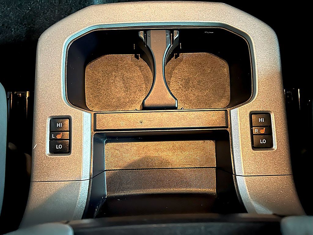 2016 Toyota Sequoia Image 24