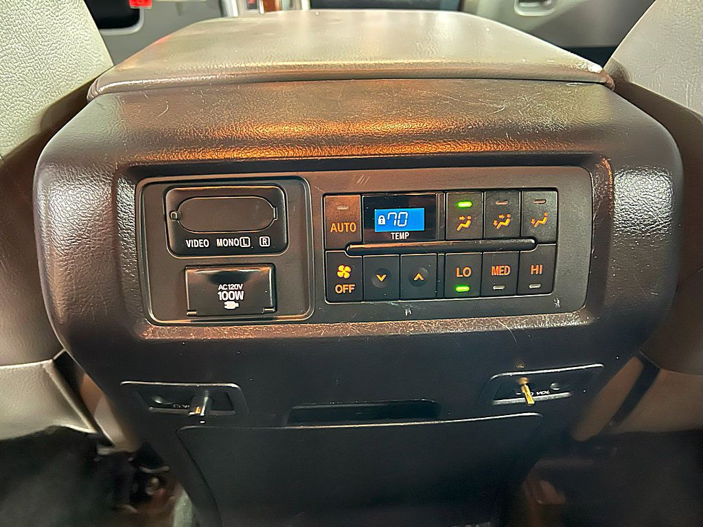 2016 Toyota Sequoia Image 25