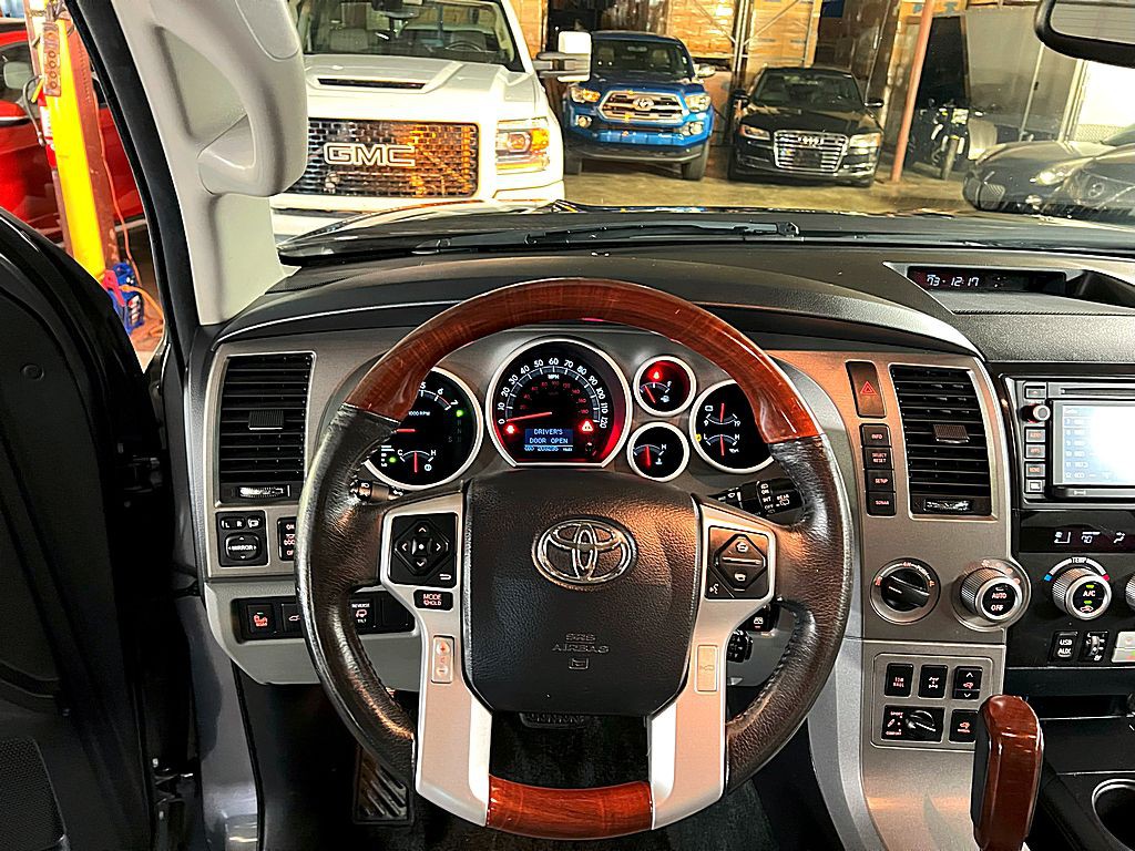 2016 Toyota Sequoia Image 26