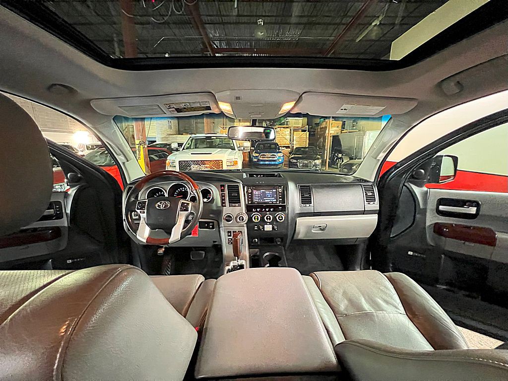 2016 Toyota Sequoia Image 28