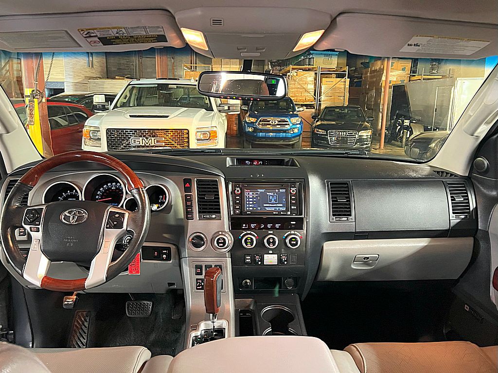 2016 Toyota Sequoia Image 29